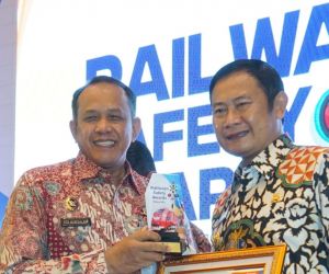 Pemkab Lamongan Terima Railways Safety Awards dari Kemenhub