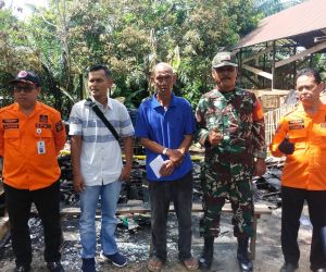 PWI Kotabaru Perduli Serahkan Bantuan untuk Korban Kebakaran di Kotabaru