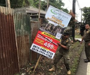 Satpol PP Kota Batu Tertibkan Pemasangan Reklame Berijin Kabupaten Malang Masuk Kota Tetangga