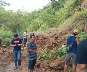 Tanah Longsor Memutus Akses Jalan Utama Kecamatan Semende-Kecamatan Panang Enim