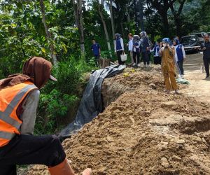 Tinjau Jalan Ponorogo-Pacitan yang Amblas, Anggota DPR-RI Ini Upayakan Perbaikan