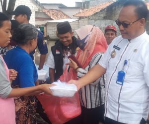 Camat Pakuhaji Bagikan Nasi Kotak saat Tinjau Korban Banjir