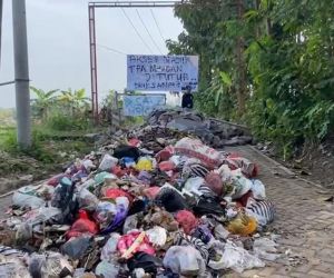 Akses Masuk TPA Ponorogo Diblokade, Truk Sampah Buang Muatan di Jalan