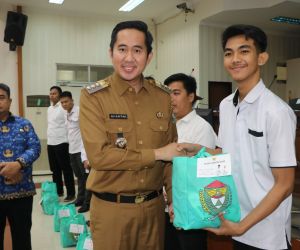 Jalin Silaturahmi Bersama Pegawai KKWT, Plt. Bupati Salurkan Bantuan Bahan Pokok