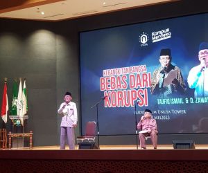 Taufiq Ismail dan D. Zawawi Imron Baca Puisi Anti Korupsi