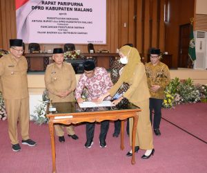 Ditandatangani, DPRD Kabupaten Malang dan Pemkab Malang Setujui Raperda PDRD