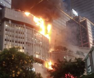 Pas Jam Buka Puasa, Tunjungan Plaza 5 Surabaya Terbakar