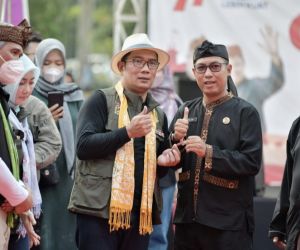 Gebyar Desa 2022 Empat Desa Naik Kelas, Gubernur Ridwan Kamil Serahkan Empat Maskara