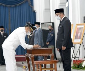 Ridwan Kamil Lantik Ngatiyana sebagai Wali Kota Cimahi Masa Jabatan 2017-2022