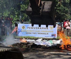 Daging Ilegal dari Malaysia Dibuang Bea Cukai ke Sampah, Jadi Rebutan Warga