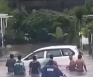 Bali Diterjang Banjir Bandang, Mobilpun Hanyut