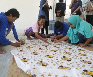 Dinsos Surabaya Berdayakan Penghuni Liponsos Keputih Tanam Sayuran hingga Membatik