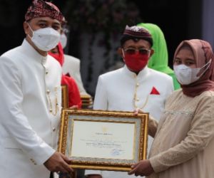 Pemkot Surabaya Bagi Beragam Penghargaan di HJKS Surabaya