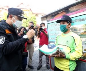 Pemkot Surabaya Salurkan 6000 Paket Sembako bagi Warga Terdampak Pandemi