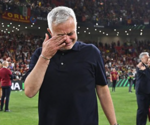 AS Roma Juara, Mourinho Menangis dan Putuskan tak Pindah Klub