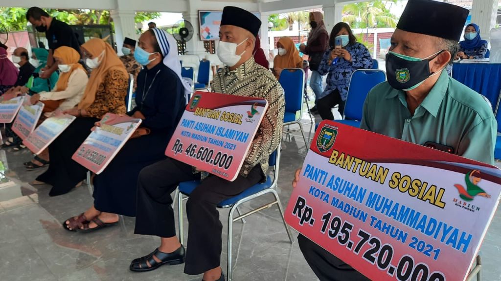 Walikota Madiun, Maidi memberikan bansos senilai Rp 1,2 miliar untuk 14 LKS di Kota Madiun.