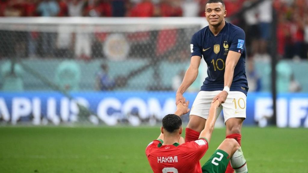 Mbappe mencoba menghibur pemain Maroko yang sedih.