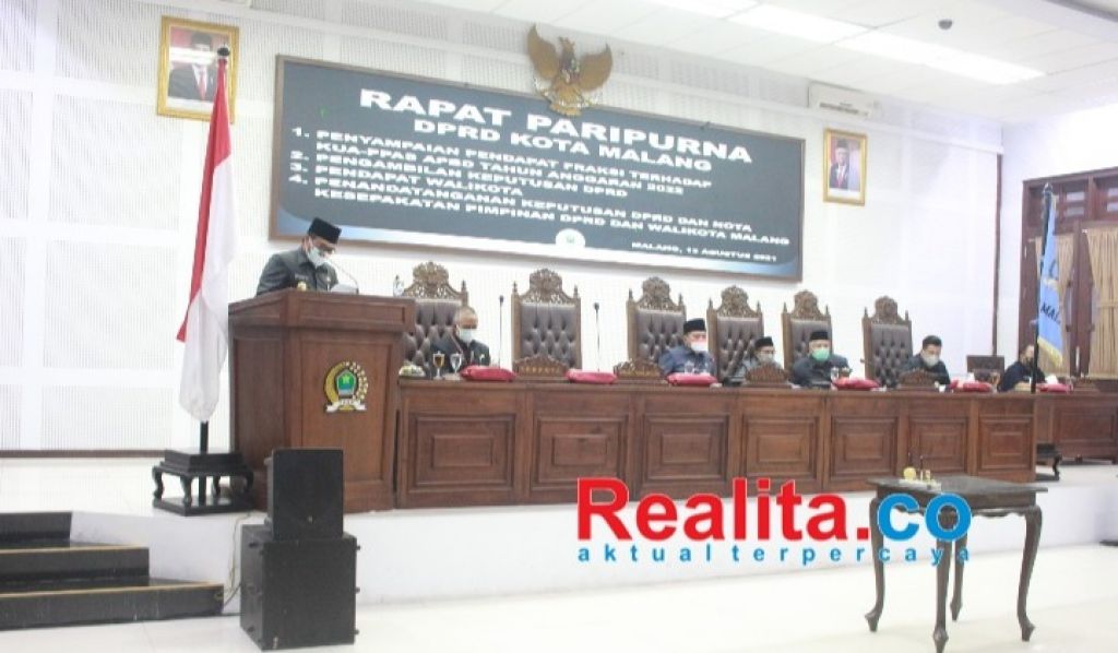 Rapat Paripurna Penandatanganan Keputusan DPRD dan Nota Kesepakatan Pimpinan DPRD dan Wali Kota Malang, yang dilakukan secara daring (dalam jaringan) di Lantai III Gedung DPRD Kota Malang, Jumat (13/8/21). 