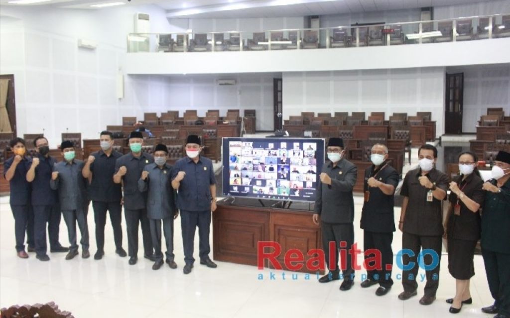Rapat Paripurna Penandatanganan Keputusan DPRD dan Nota Kesepakatan Pimpinan DPRD dan Wali Kota Malang, yang dilakukan secara daring (dalam jaringan) di Lantai III Gedung DPRD Kota Malang, Jumat (13/8/21). 