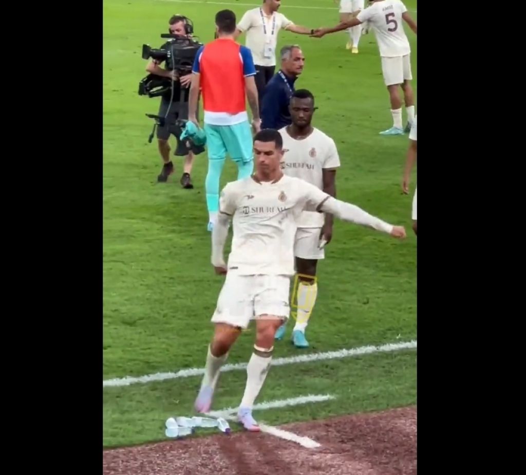 Marah karena Timnya Kalah, Ronaldo Tendang Botol di Pinggir Lapangan