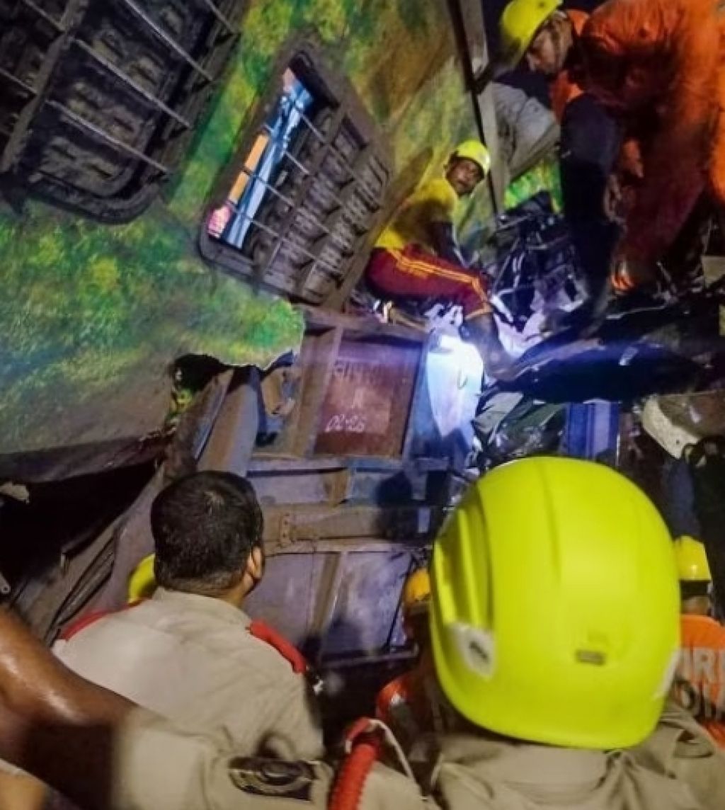 Petugas berusaha menyelamatkan penumpang yang masih hidup. 