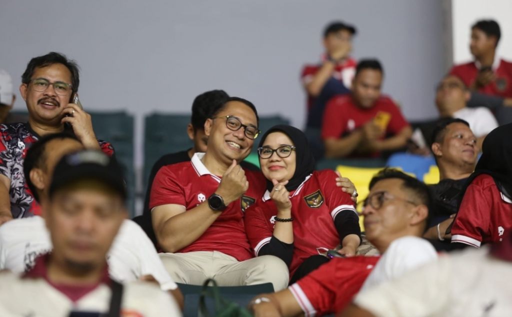 Wali Kota Surabaya Eri Cahyadi bersama keluarga, menyaksikan euforia pembukaan Piala Dunia U-17 di Stadion GBT. 