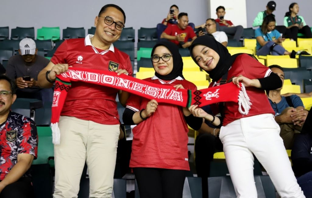 Wali Kota Surabaya Eri Cahyadi bersama keluarga, menyaksikan euforia pembukaan Piala Dunia U-17 di Stadion GBT. 