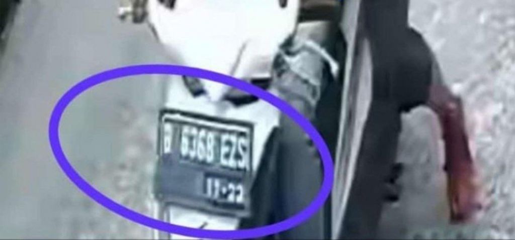 Plat nomor motor pelaku terekam CCTV.