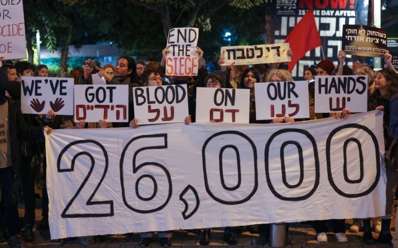 Demonstran mengingatkan jumlah korban yang tewas di Palestina.