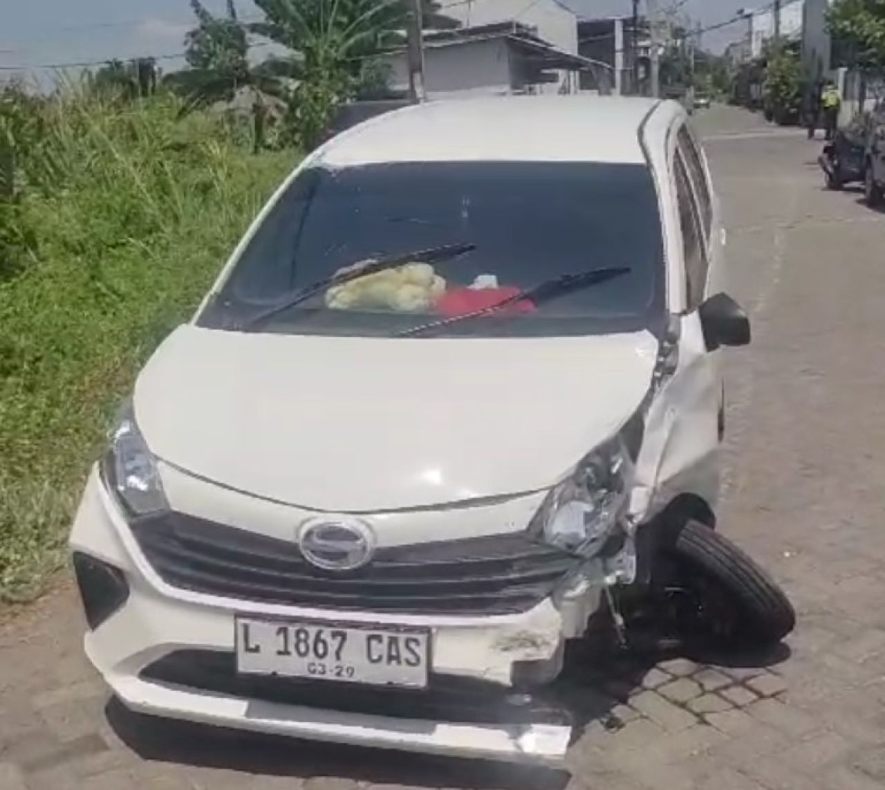 Mobil korban yang hancur. 