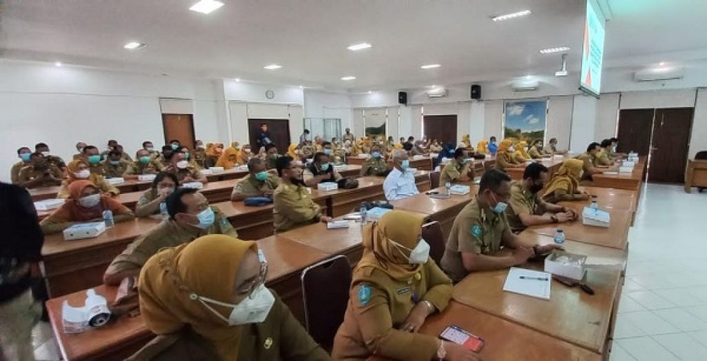 Sejumlah dinas terkait tampak serius dalam mengikuti rapat. 