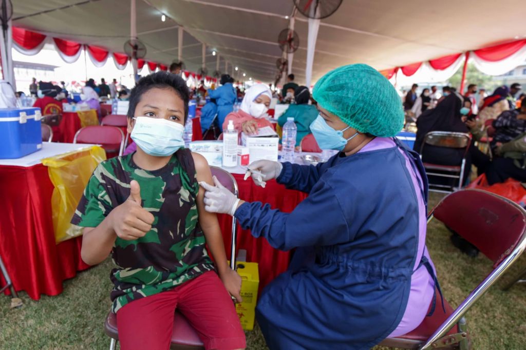 Surabaya juga membantu percepatan untuk vaksinasi aglomerasi dengan mengirimkan mobil vaksinasi. 