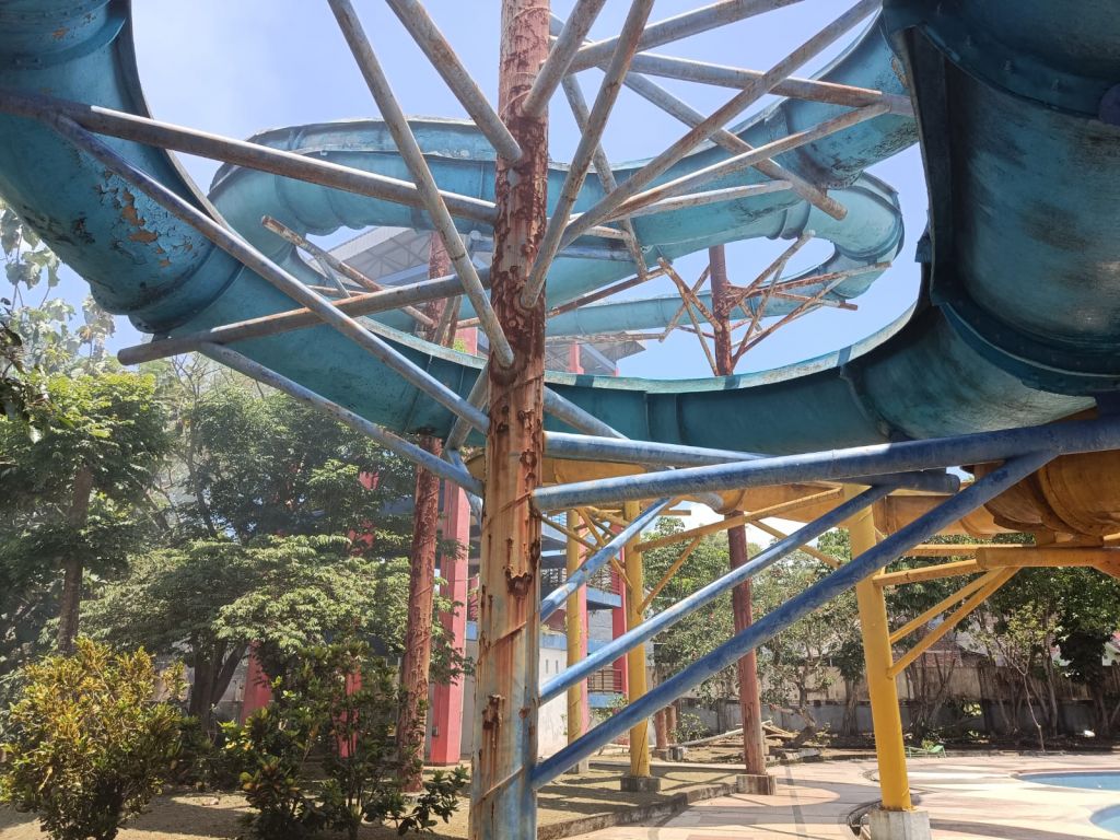 Area Waterpark Wisata Wendit, besi penyangga berkarat. (Foto: Muhammad/Realita.co) 