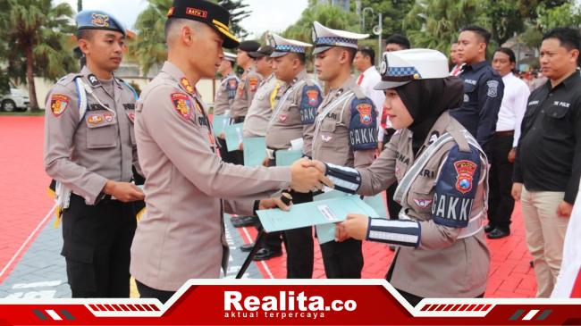 Kapolres Batu Beri Reward Dan Ucapkan Selamat Pada Anggota Yang Berprestasi